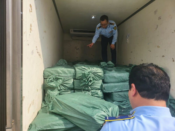 Tạm giữ 2.000 kg chân gà rút xương vi phạm tại tỉnh Lạng Sơn -0