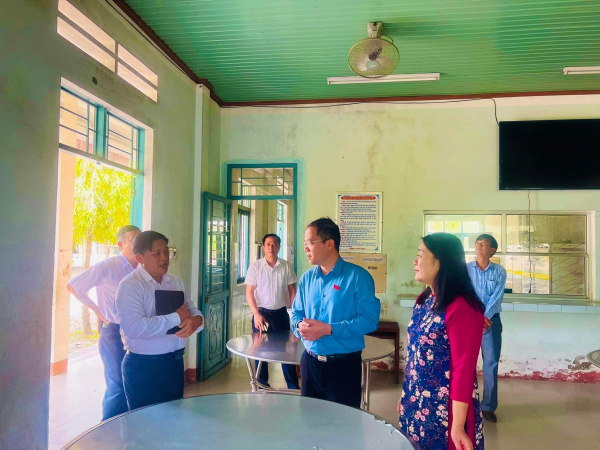 Đoàn Giám sát Ủy ban Thường vụ Quốc hội đến thăm và làm việc tại Trường phổ thông dân tộc bán trú Tây Sơn (Bình Định) -0