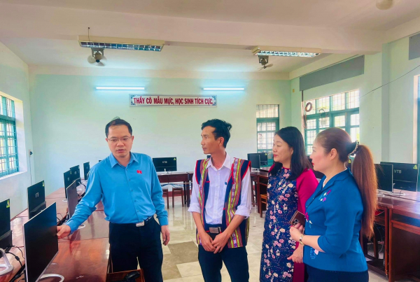 Đoàn Giám sát Ủy ban Thường vụ Quốc hội đến thăm và làm việc tại Trường phổ thông dân tộc bán trú Tây Sơn (Bình Định) -8