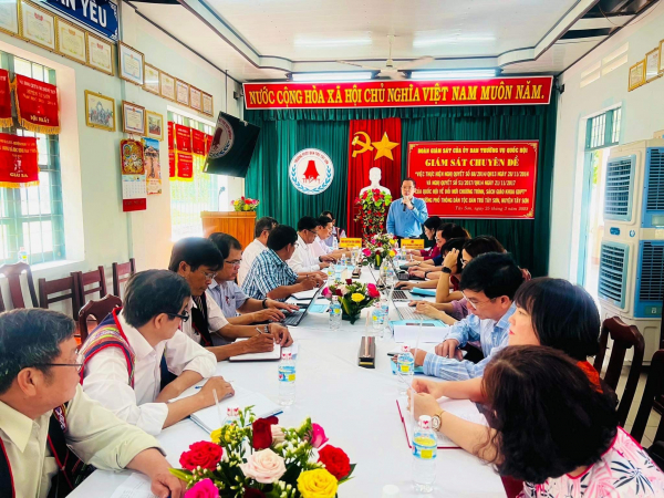 Đoàn Giám sát Ủy ban Thường vụ Quốc hội đến thăm và làm việc tại Trường phổ thông dân tộc bán trú Tây Sơn (Bình Định) -0