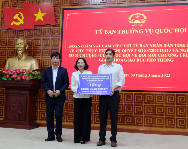 Ủy viên Trung ương Đảng, Trưởng Ban Công tác đại biểu Nguyễn Thị Thanh trao tặng tỉnh Lai Châu 8 ngôi nhà đại đoàn kết -0