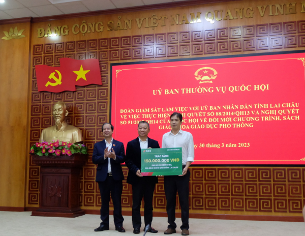 Ủy viên Trung ương Đảng, Trưởng Ban Công tác đại biểu Nguyễn Thị Thanh trao tặng tỉnh Lai Châu 8 ngôi nhà đại đoàn kết -0