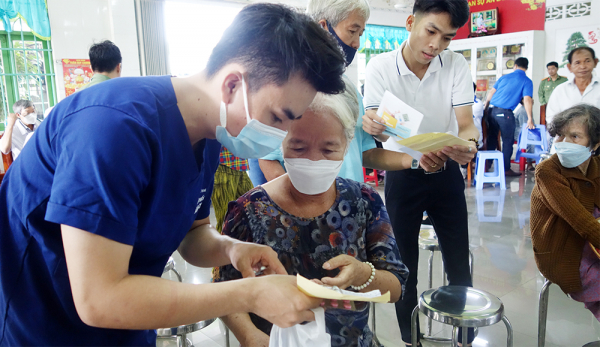 Khám bệnh, cấp thuốc và tặng quà cho 200 người dân khó khăn ở An Giang