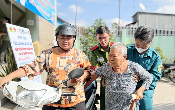 Khám bệnh, cấp thuốc và tặng quà cho 200 người dân khó khăn ở An Giang