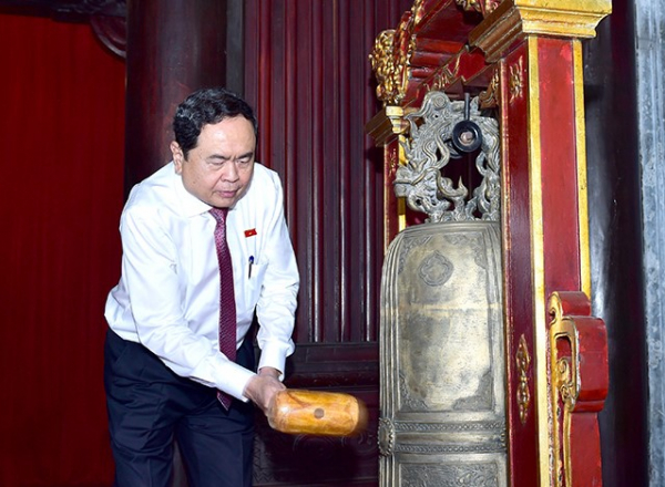Phó Chủ tịch Thường trực Quốc hội Trần Thanh Mẫn dâng hương tại đền thờ Chủ tịch Hồ Chí Minh