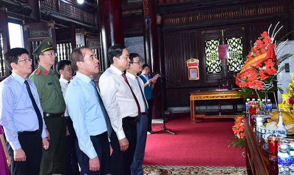Phó Chủ tịch Thường trực Quốc hội Trần Thanh Mẫn dâng hương tại đền thờ Chủ tịch Hồ Chí Minh