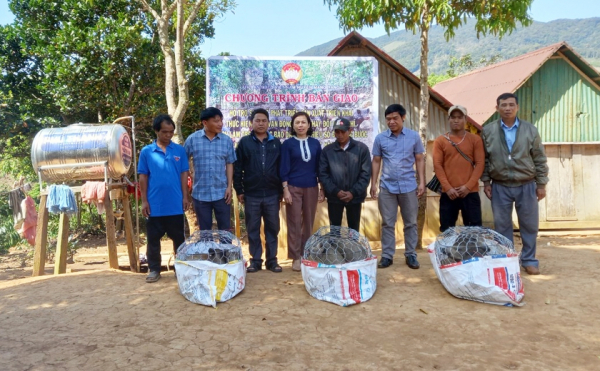 Hỗ trợ sinh kế cho các hộ có hoàn cảnh khó khăn tại làng Đê Kôn, huyện Mang Yang. ảnh K. Ngọc