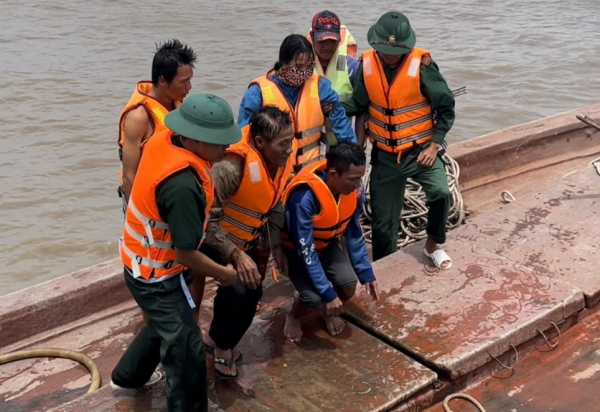 Vật lộn với sóng lớn, lính biên phòng cứu sống 4 nạn nhân bị chìm tàu                                                                                                   
