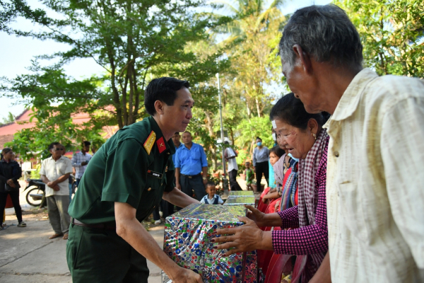 Khám bệnh và cấp trên 400 suất thuốc miễn phí trên đất bạn Campuchia