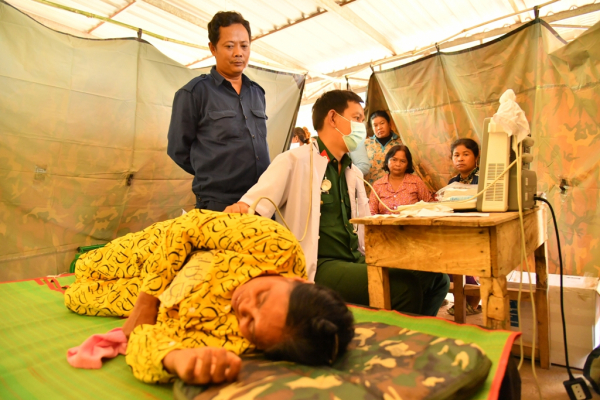 Khám bệnh và cấp trên 400 suất thuốc miễn phí trên đất bạn Campuchia