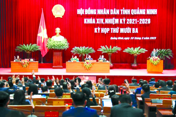 Đại biểu biểu quyết thông qua các nghị quyết tại Kỳ họp thứ 13, HĐND tỉnh Quảng Ninh Khóa XIV -ẢNH ĐỖ PHƯƠNG