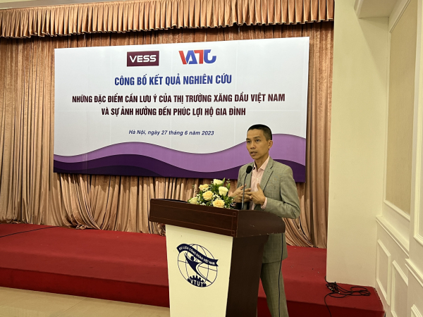 Giám đốc Trung tâm Nghiên cứu Kinh tế và Chiến lược Việt Nam (VESS) Nguyễn Đức Thành; Anh Vũ Quang