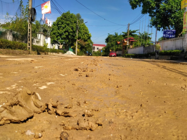 Dân khốn khổ vì xe chở đất cát tung hoành đường quê -0