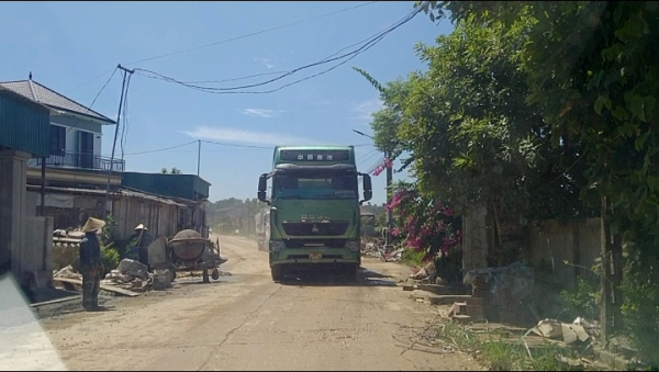 Dân khốn khổ vì xe chở đất cát tung hoành đường quê -1