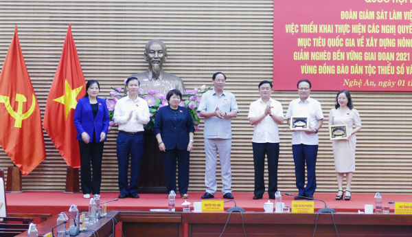Phó Chủ tịch Quốc hội, Thượng tướng Trần Quang Phương tặng quà Đoàn ĐBQH và HĐND tỉnh Nghệ An - Ảnh H. Ngọc