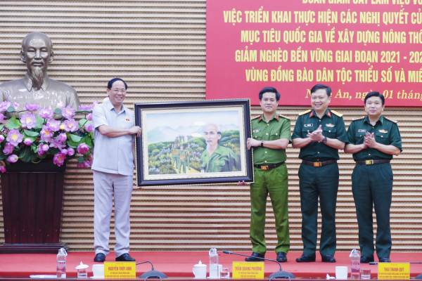 Phó Chủ tịch Quốc hội, Thượng tướng Trần Quang Phương tặng quà lực lượng Công an, Quân đội, Biên phòng tỉnh Nghệ An 