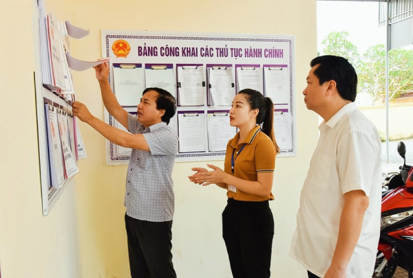 Phó Chủ tịch HĐND tỉnh Nguyễn Như Khôi kiểm tra việc niêm yết TTHC tại Thị xã Thái Hòa. ảnh T. Lê