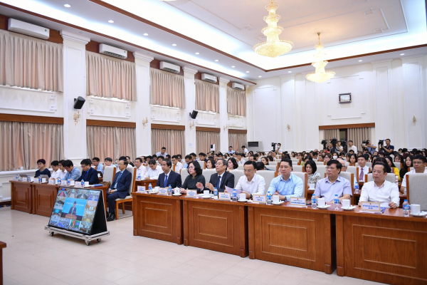 Bộ trưởng Bộ Giáo dục và Đào tạo Nguyễn Kim Sơn: 