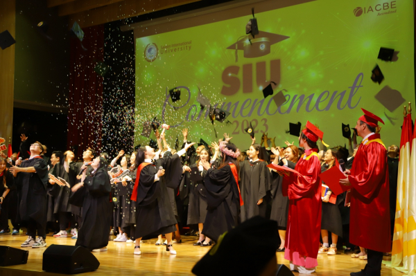 100% sinh viên tốt nghiệp SIU sở hữu chứng chỉ ngoại ngữ quốc tế -0