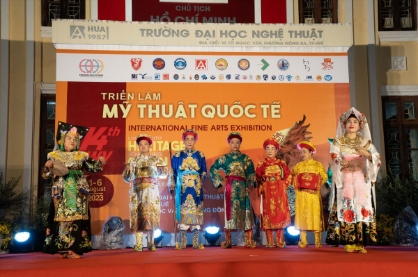 Biểu diễn trích đoạn và giới thiệu trang phục hầu đồng tại Thừa Thiên Huế gây tranh cãi -Ảnh: BTC