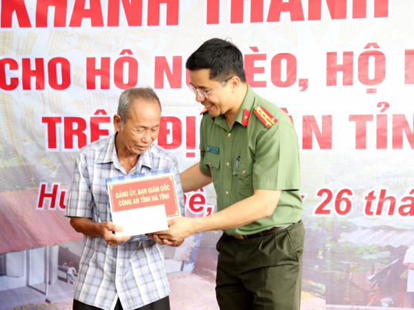 Niềm vui của 600 hộ nghèo được trao tặng nhà trước mùa mưa bão -0