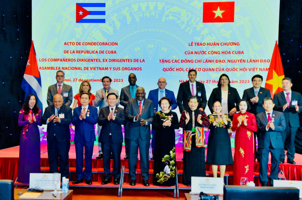 Chủ tịch Quốc hội Cuba Esteban Lazo Hernandez trao Huân chương của Nhà nước Cuba tặng Chủ tịch Quốc hội Vương Đình Huệ -0