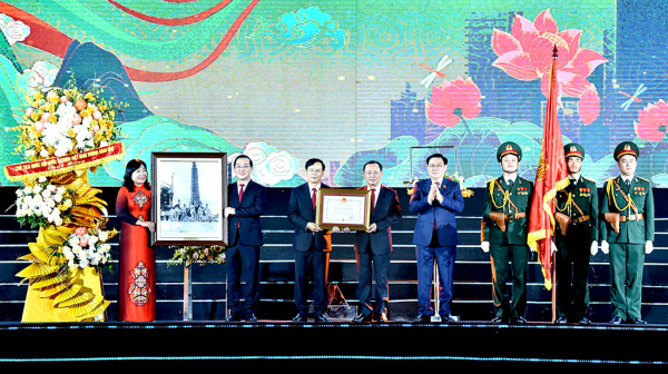 Chủ tịch Quốc hội Vương Đình Huệ dự Lễ kỷ niệm 60 năm thành lập thành phố Vinh và đón nhận Huân chương Độc lập hạng Nhì -0