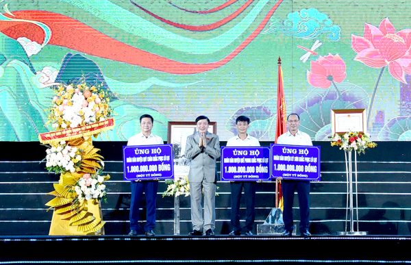 Chủ tịch Quốc hội Vương Đình Huệ dự Lễ kỷ niệm 60 năm thành lập thành phố Vinh và đón nhận Huân chương Độc lập hạng Nhì -0