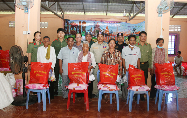 Công an An Giang khám bệnh, tặng 600 quà đến người dân Campuchia khó khăn