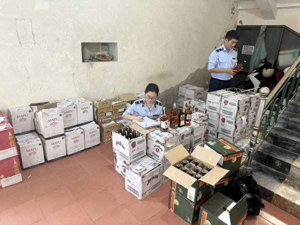 Quảng Bình: Thu giữ hơn 900 chai rượu có dấu hiệu nhập lậu -0