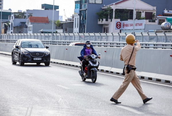 Hà Nội: Ngăn chặn xe máy đi vào đường Vành đai 2 trên cao -0