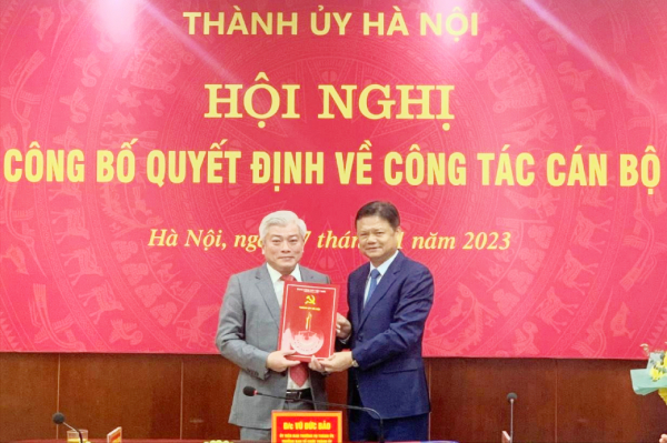 Trao quyết định của Thành ủy Hà Nội về công tác cán bộ -0