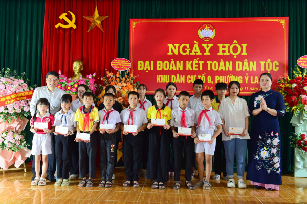 Chủ nhiệm Ủy ban Văn hóa, Giáo dục Nguyễn Đắc Vinh dự Ngày hội Đại đoàn kết toàn dân tộc tại Tuyên Quang -7