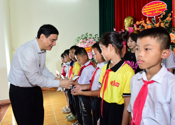 Chủ nhiệm Ủy ban Văn hóa, Giáo dục Nguyễn Đắc Vinh dự Ngày hội Đại đoàn kết toàn dân tộc tại Tuyên Quang -9