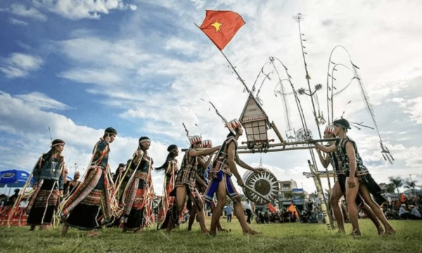 Trình diễn dựng cây nêu của 6 dân tộc tại Tuần “Đại đoàn kết các dân tộc - Di sản Văn hóa Việt Nam” -0