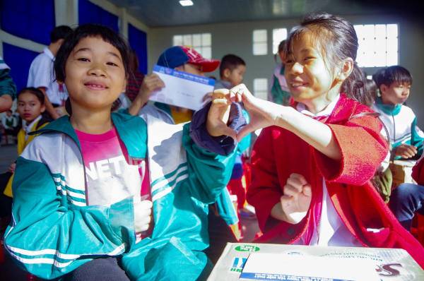 Ủy ban Văn hóa - Giáo dục tặng quà cho học sinh vượt khó tại Hà Nam -0