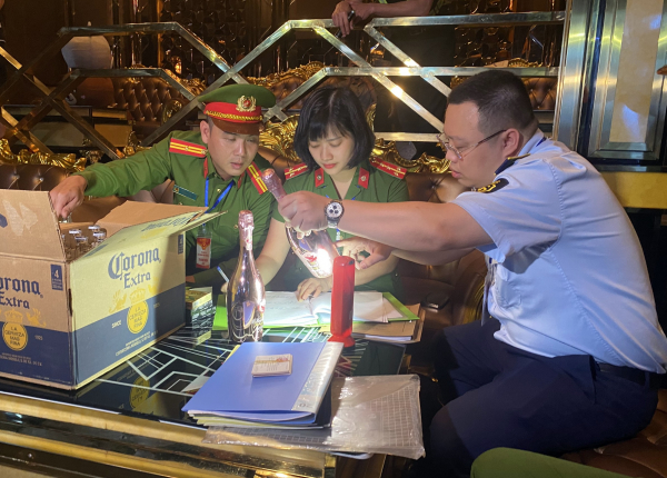 Nhiều pub, bar trong phố cổ Hà Nội vẫn phục vụ “bóng cười”  -0