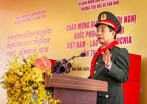 Bộ trưởng Bộ Quốc phòng 3 nước Việt Nam - Lào - Campuchia thăm, tặng quà Trường Tiểu học Bế Văn Đàn -0
