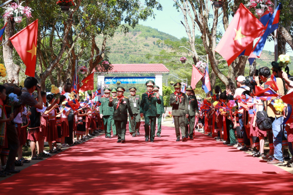 Bộ trưởng Bộ Quốc phòng 3 nước Việt Nam - Lào - Campuchia thăm, tặng quà Trường Tiểu học Bế Văn Đàn -0