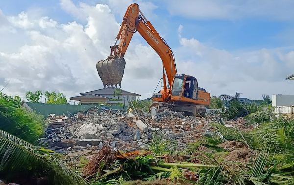 TP Phú Quốc: Hai hộ dân tự nguyện tháo dỡ biệt thự xây trên đất nhà nước quản lý