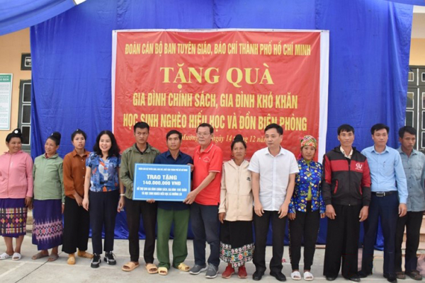 Đoàn báo chí TP.Hồ Chí Minh trao yêu thương đến học sinh nghèo vượt khó, chiến sỹ biên phòng tỉnh Điện Biên -0