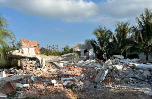 TP Phú Quốc: Hai hộ dân tự nguyện tháo dỡ biệt thự xây trên đất nhà nước quản lý