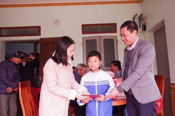 Công đoàn Văn hóa, Giáo dục tặng quà học sinh nghèo vượt khó tại Ninh Bình -0