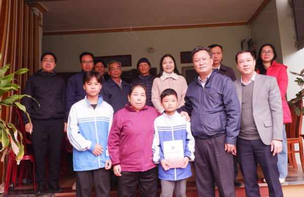 Công đoàn Văn hóa, Giáo dục tặng quà học sinh nghèo vượt khó tại Ninh Bình -0