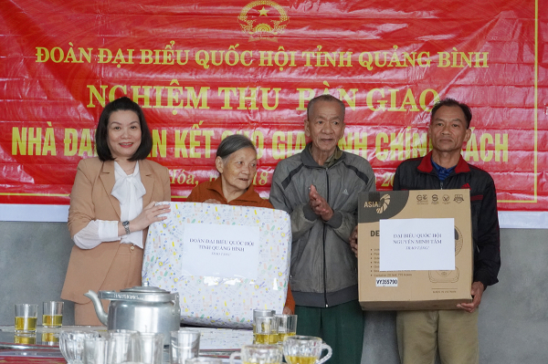 Quảng Bình: Đoàn ĐBQH thăm, tặng quà hội viên phụ nữ và trao nhà tình nghĩa cho đồng bào dân tộc  -0