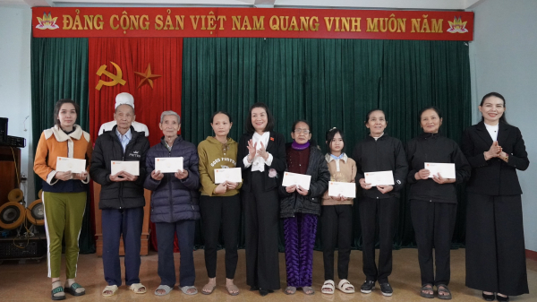 Quảng Bình: Đoàn ĐBQH thăm, tặng quà hội viên phụ nữ và trao nhà tình nghĩa cho đồng bào dân tộc -0