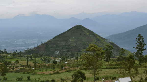 Kim tự tháp lâu đời nhất thế giới là ngọn núi 25.000 năm tuổi ở Indonesia?

 -0