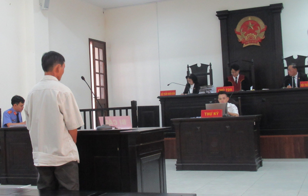 Vụ ông thợ hồ bị đánh thương tật 46% ở TP. Hồ Chí Minh: Hai bị cáo không nhận tội