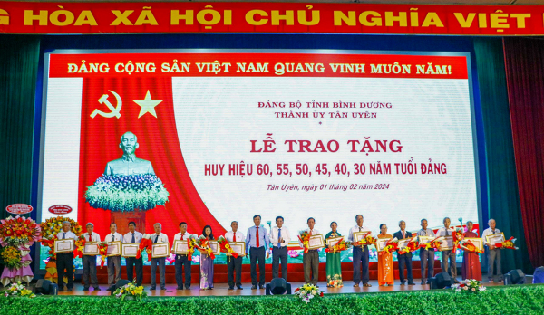 TP Tân Uyên họp mặt Kỷ niệm 94 năm ngày thành lập Đảng Cộng sản Việt Nam và trao tặng Huy hiệu Đảng