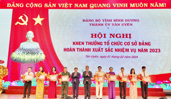 TP Tân Uyên họp mặt Kỷ niệm 94 năm ngày thành lập Đảng Cộng sản Việt Nam và trao tặng Huy hiệu Đảng